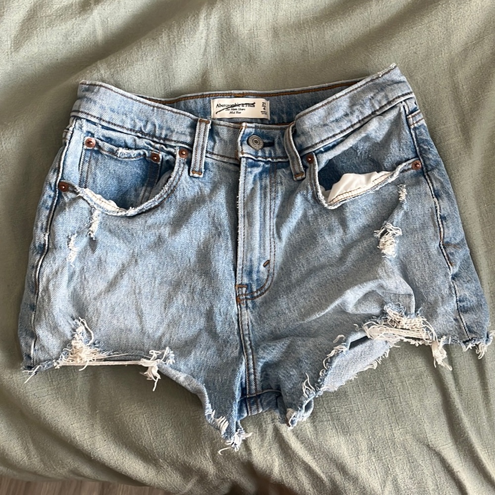 Abercrombie & Fitch The Mom Short Mid Rise size 27/4 curve love